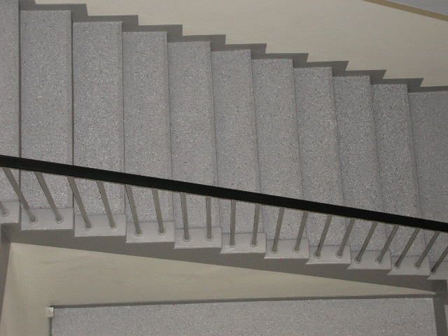 graue Treppe mit Geländer