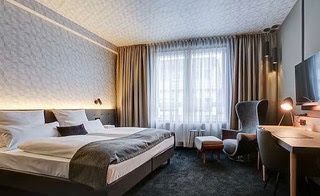 Hotelzimmer mit großem Doppelbett