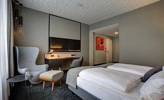 Hotelzimmer mit Sessel