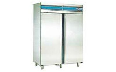 Un refrigerador de acero inoxidable con dos puertas sobre un fondo blanco.