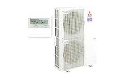 Un acondicionador de aire blanco con un control remoto adjunto.
