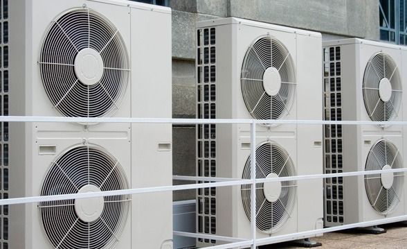 Una fila de acondicionadores de aire están envueltos en cinta blanca.