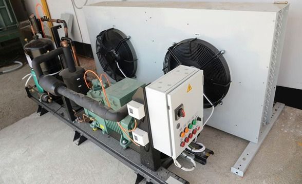 Una máquina con dos ventiladores y un panel de control está sobre una mesa.