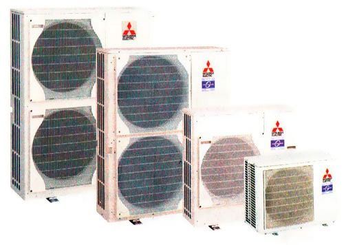 Tres aires acondicionados Mitsubishi están apilados uno encima del otro
