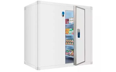Un refrigerador blanco con una puerta abierta y estantes llenos de comida.
