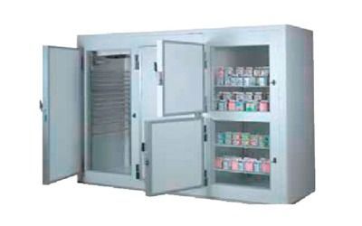 Un refrigerador con muchas latas dentro.