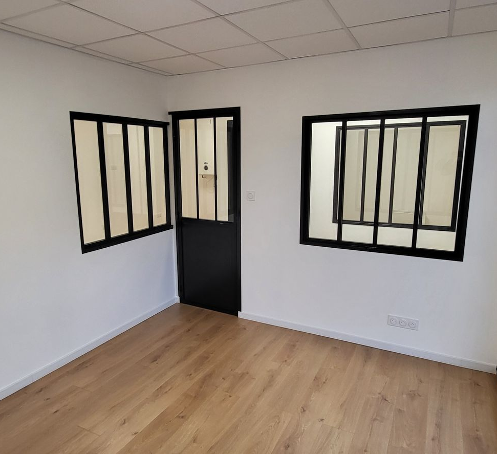 Gros plan sur un appareil photo ancien posé sur un clavier de piano.