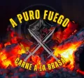Logo con cuchillos cruzados sobre brasas y llamas, con el texto &ldquo;A puro fuego&rdquo; y &ldquo;Carne a la brasa&rdquo;.