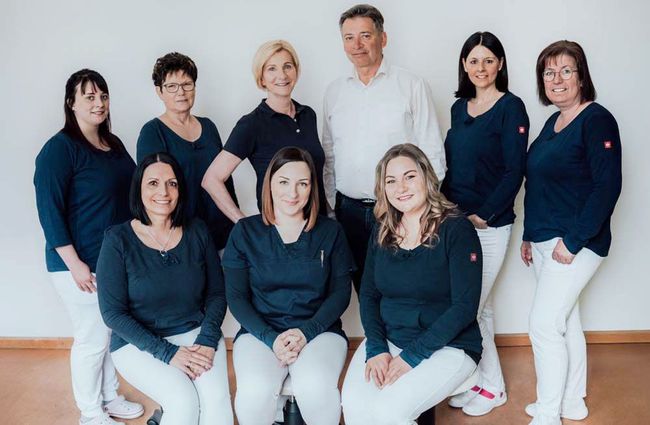 Eine Gruppe von Menschen posiert gemeinsam für ein Foto.