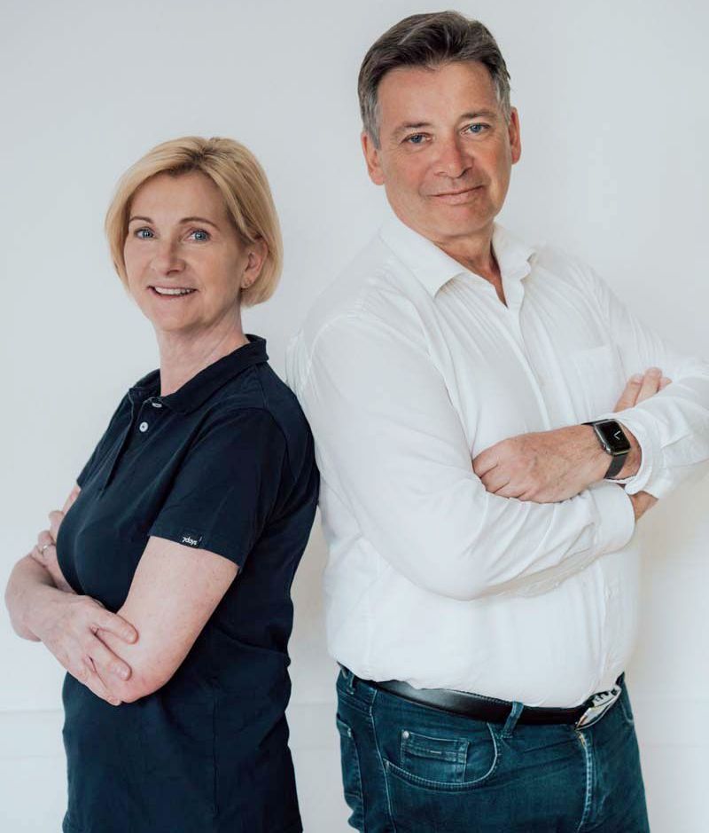 Ein Krankenhauszimmer mit einem Bett und einem Ultraschallgerät.