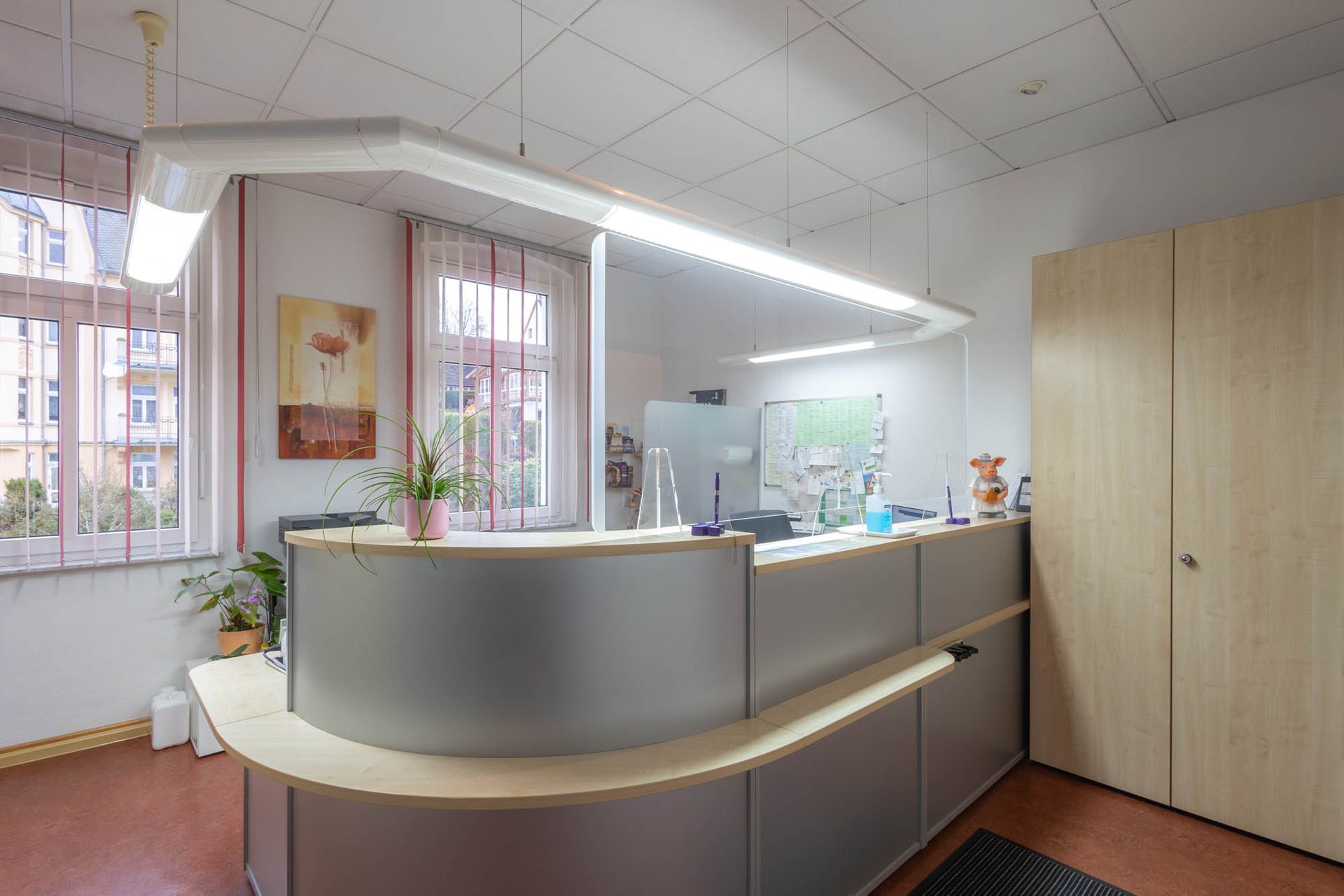 In der Mitte des Raumes befindet sich eine Rezeption.