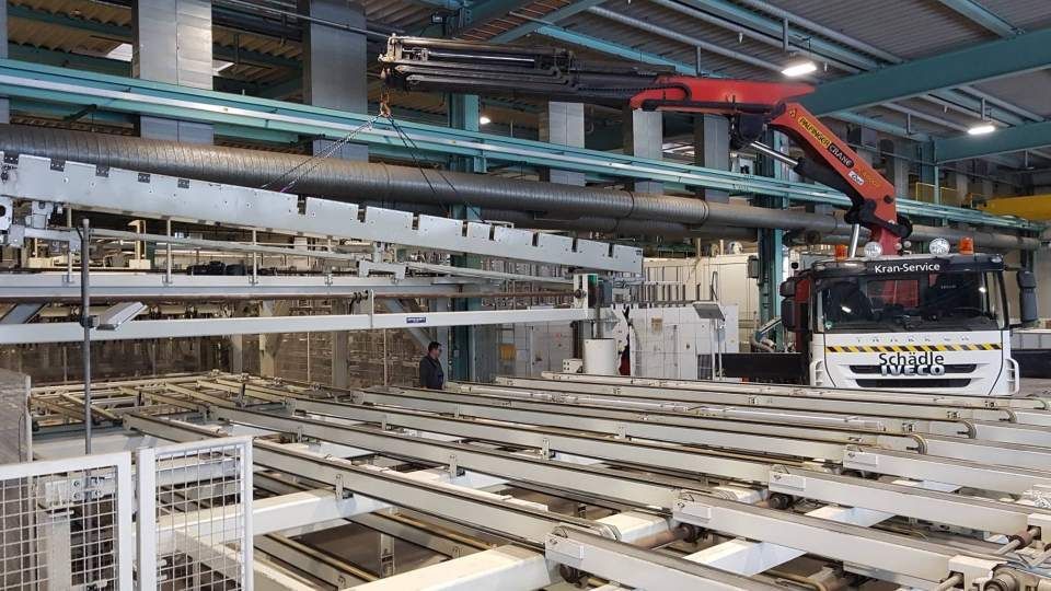 Kran in einer Industriehalle, Foto vom Kranservice Schädle