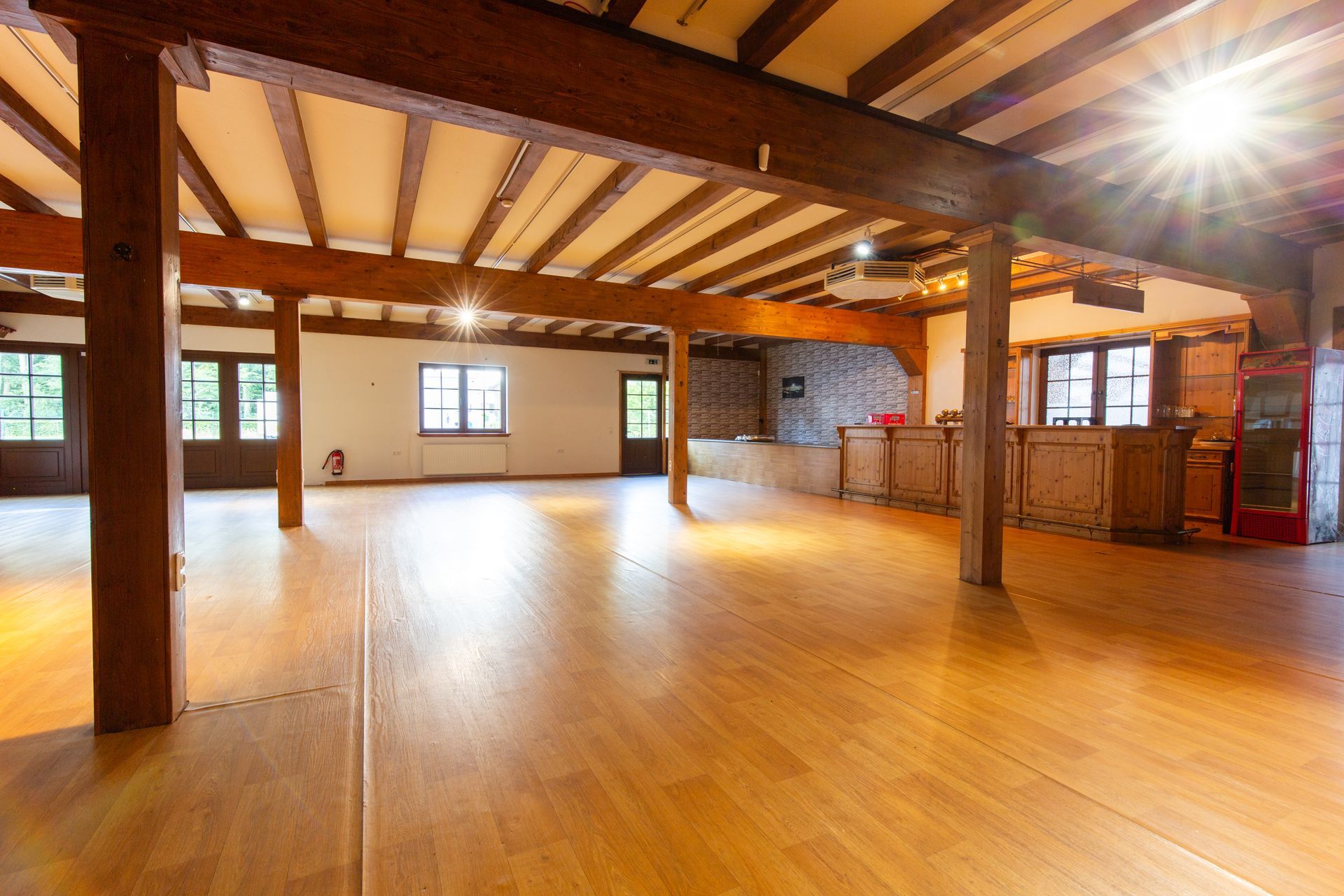 Ein großer leerer Raum mit Holzböden und Balken