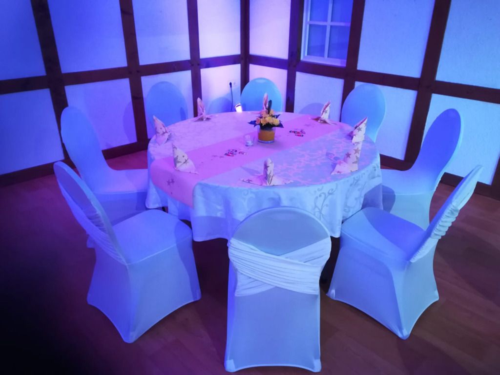 Ein Tisch und Stühle sind für einen Hochzeitsempfang aufgestellt