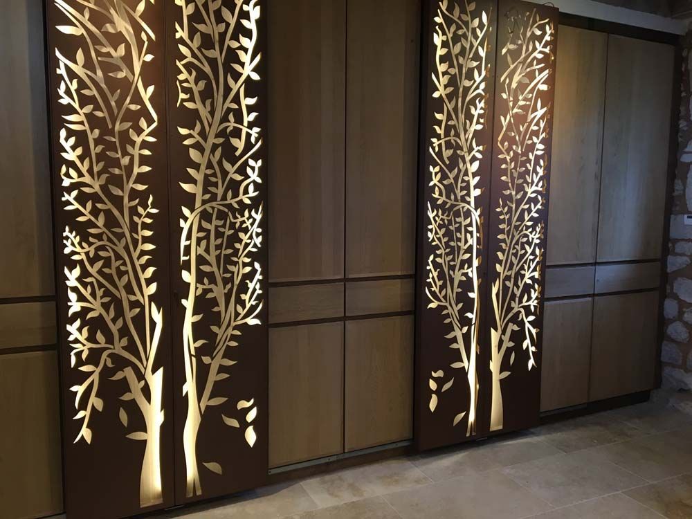 Panneaux muraux décoratifs rétroéclairés avec des motifs d'arbres blancs illuminés dans un couloir sombre