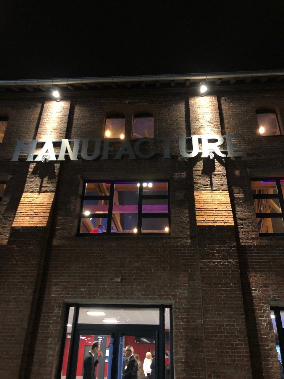 Façade en briques illuminée la nuit