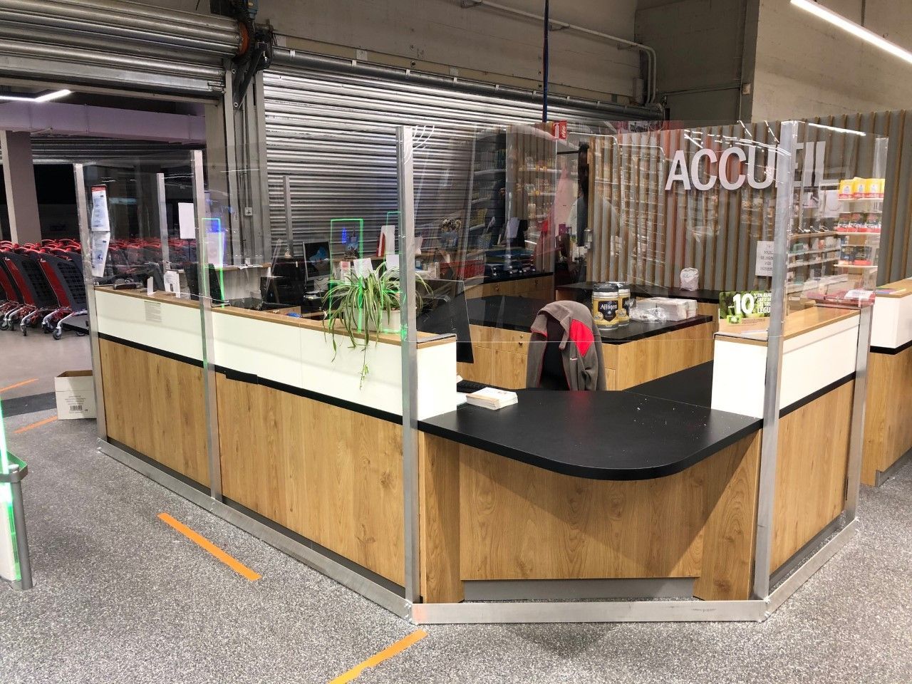 Comptoir de café en libre-service avec condiments et places assises dans un intérieur de marché de style industriel