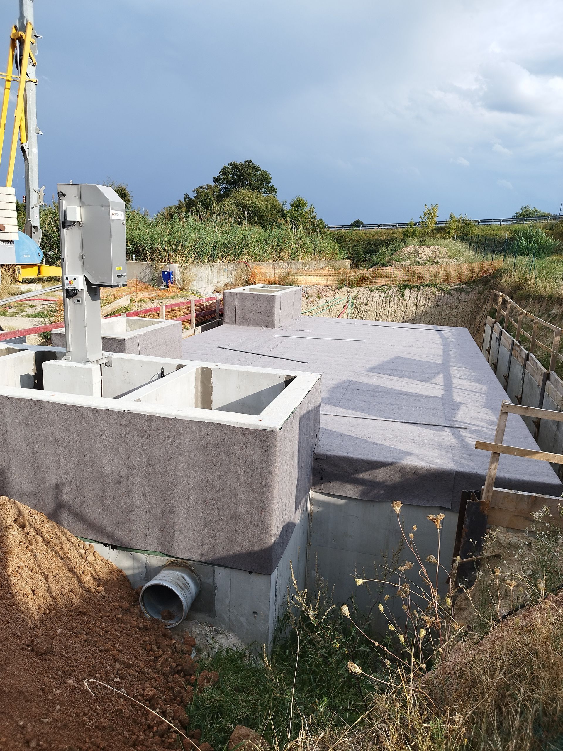 Chantier d'étanchéité des fondations d'une terrasse en béton