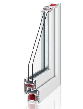 Verschiedene Fensterrahmen in unterschiedlichen Stilen und Farben vor weißem Hintergrund.