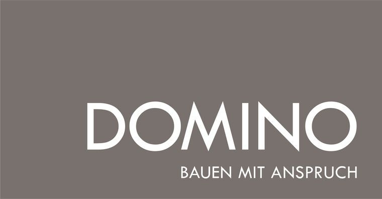 Logo für das Bauunternehmen „DOMINO“; weiße Schrift auf braunem Hintergrund. Darunter „Bauen mit Anspruch“.