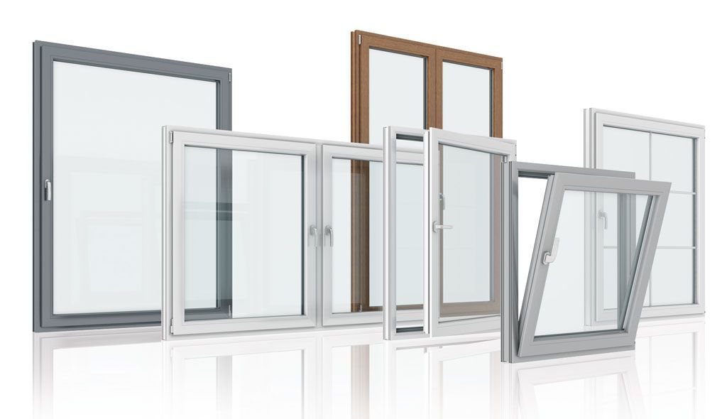 Fenster in verschiedenen Stilen und Farben vor weißem Hintergrund.