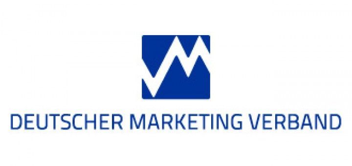 Ein blau-weißes Logo für den Deutschen Marketing Verband