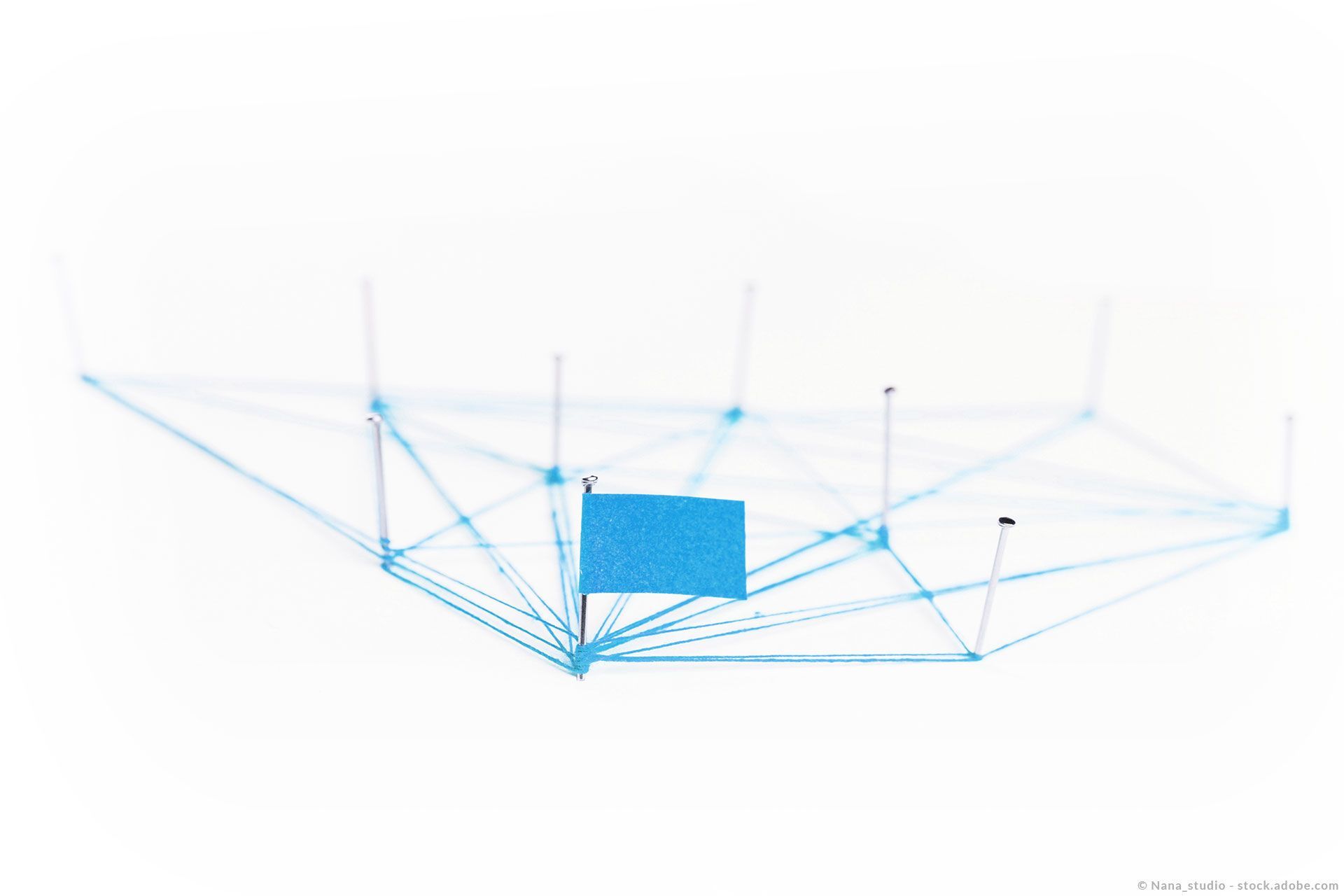 Pinnnadeln und eine Flagge, die mit blauen Fäden verbunden sind