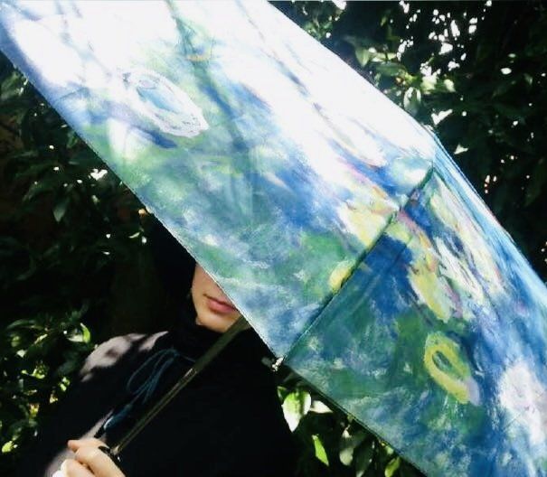 Femme avec un parapluie