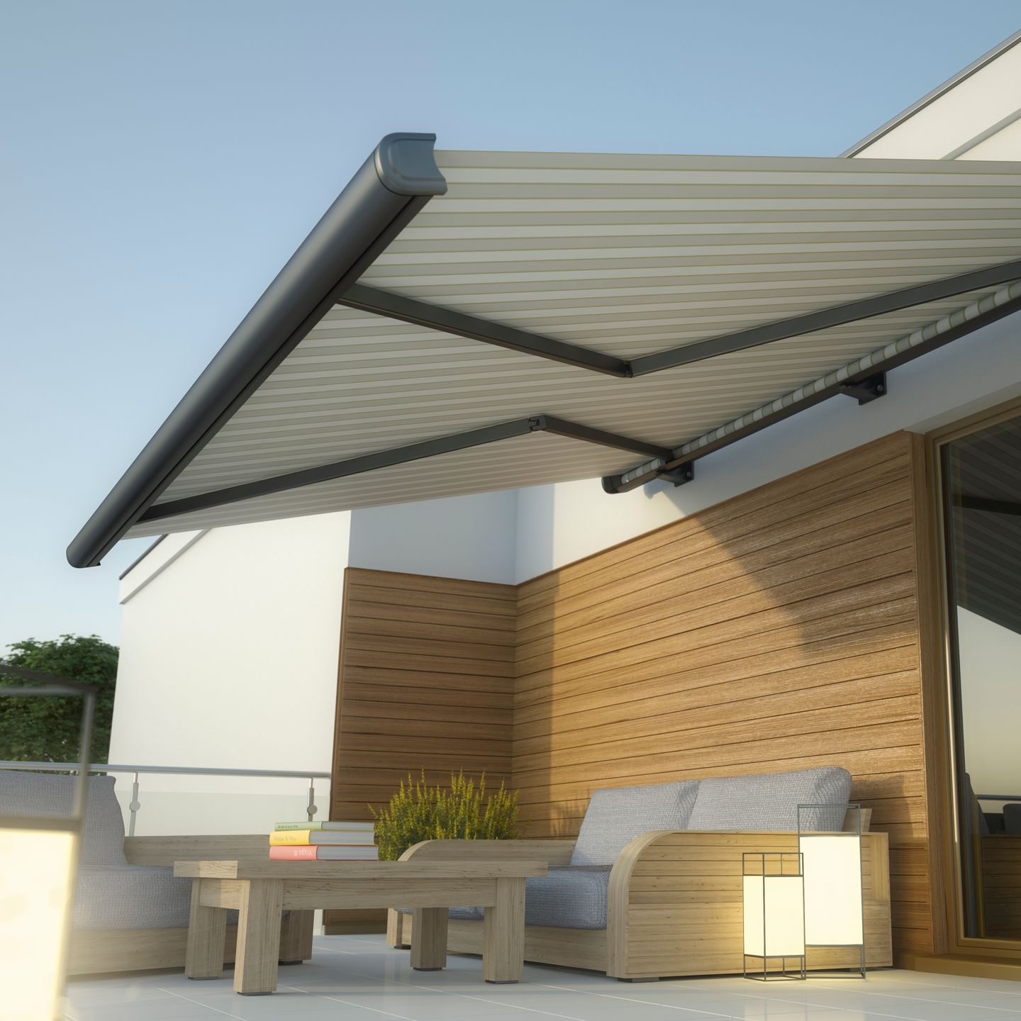 Store banne rétractable beige sur une terrasse moderne avec lambris, canapé et table.