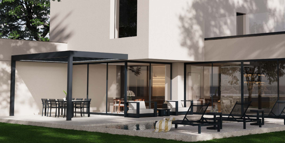 Terrasse moderne avec mobilier d'extérieur, parois vitrées et pergola.