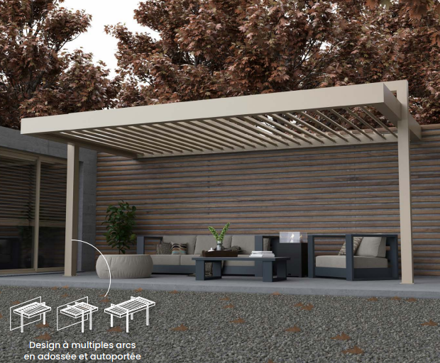 Pergola beige à toit à claire-voie surplombant un coin salon extérieur, adossée à une clôture en bois et à un feuillage brun.