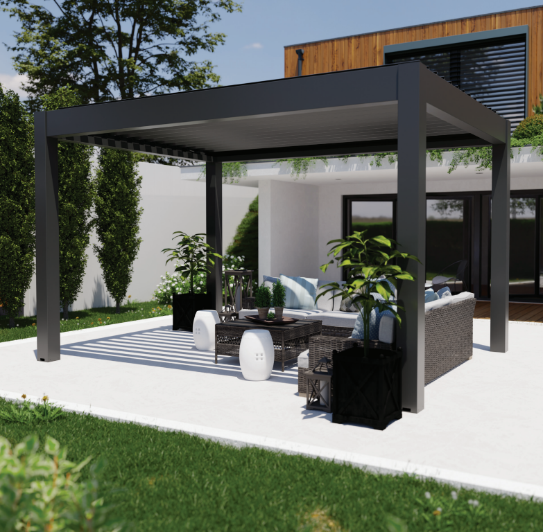 Pergola moderne avec coin salon sur une terrasse, structure grise, plantes et maison en arrière-plan.