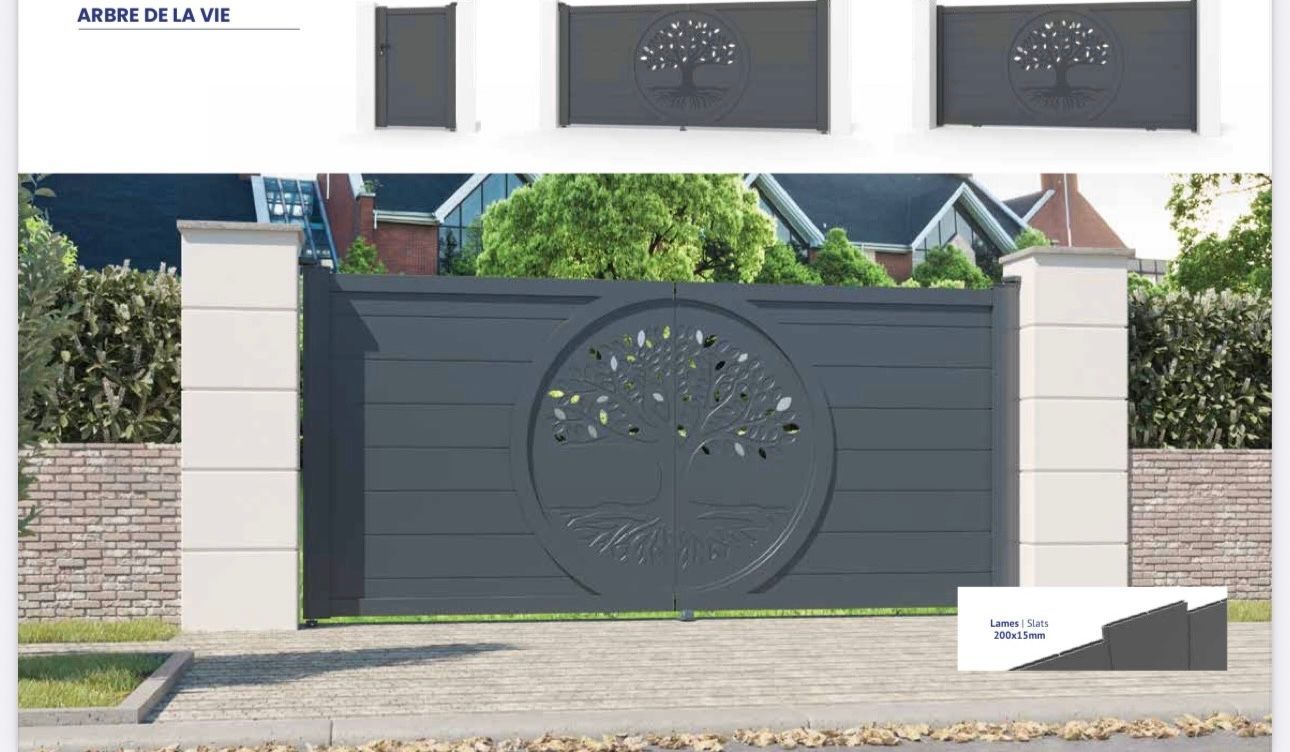 Portail en métal gris orné d'un motif d'arbre, entre des piliers blancs, devant une maison.