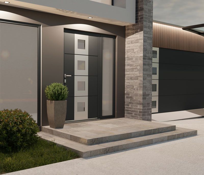 Porte d'entrée grise avec panneaux de verre carrés, marches et plante en pot.