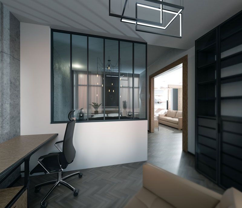 Espace de bureau avec bureau, chaise, cloison vitrée, étagères et porte donnant sur un espace de vie.