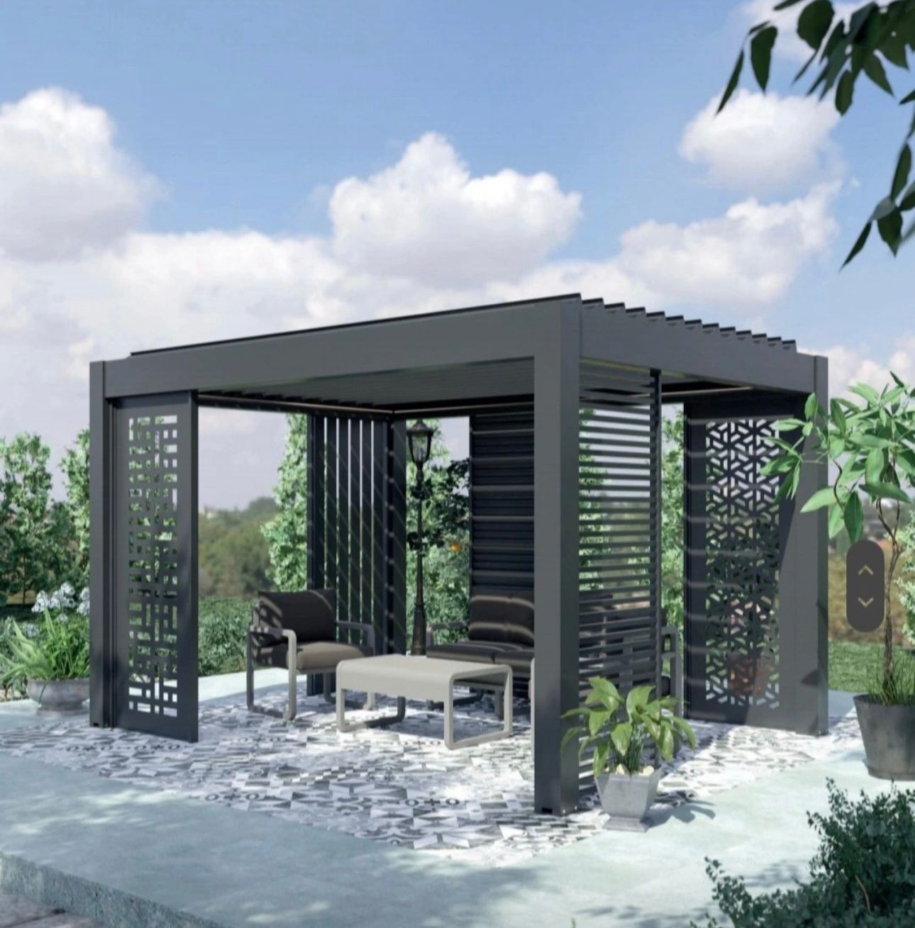 Pergola gris foncé avec panneaux latéraux décoratifs, sièges extérieurs sur une terrasse en pierre.