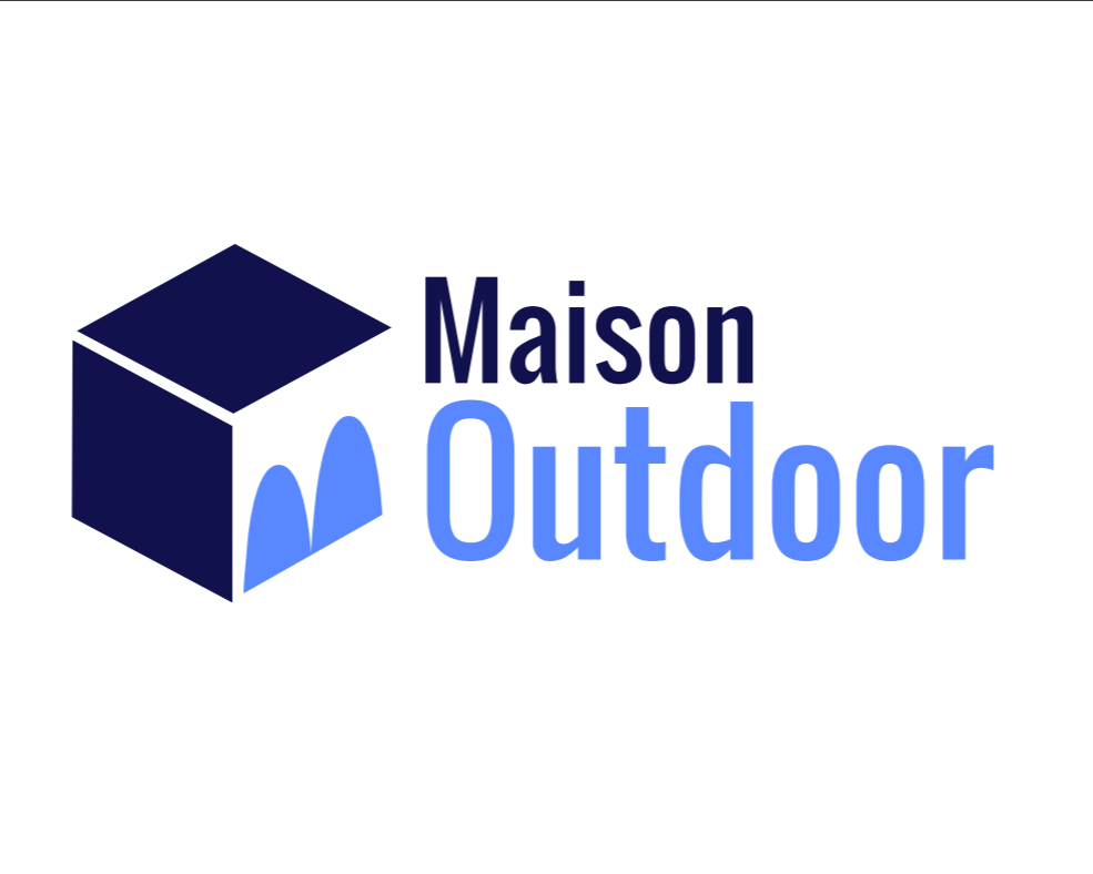 Un cube bleu fonc&eacute; et deux arches bleues avec le texte Maison Outdoor 