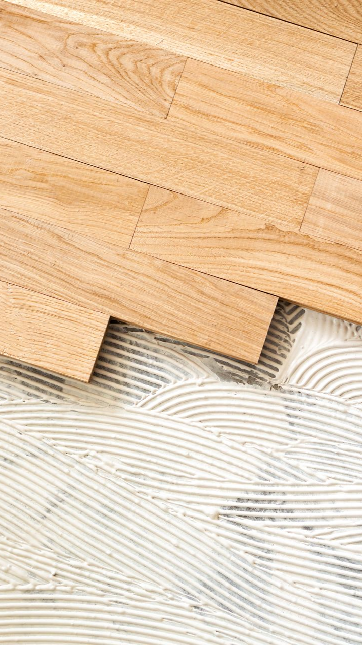 Des lames de parquet sont posées.