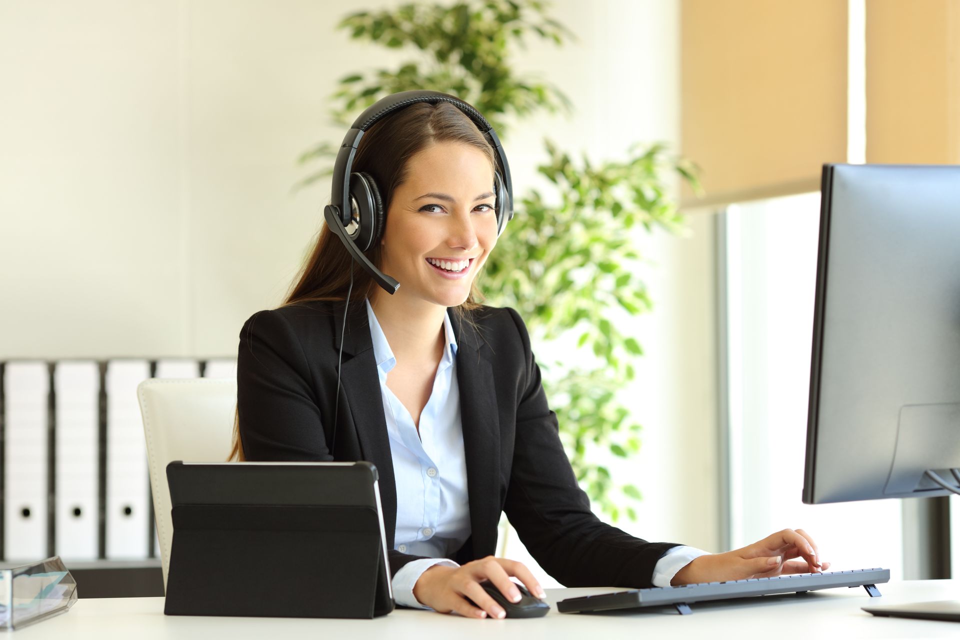 Femme souriante qui répond au téléphone