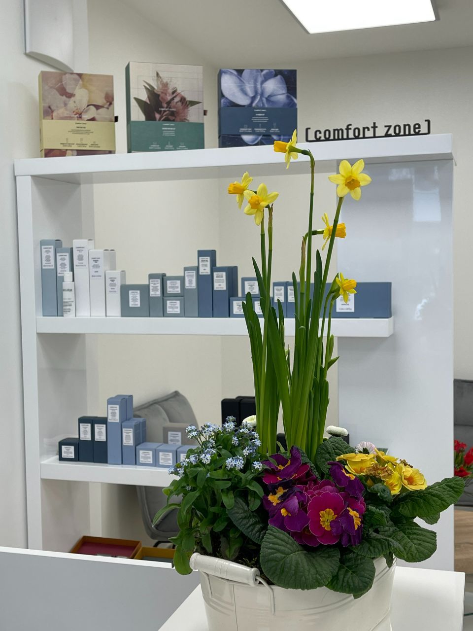 Regal mit Produkten in der Beauty Lounge