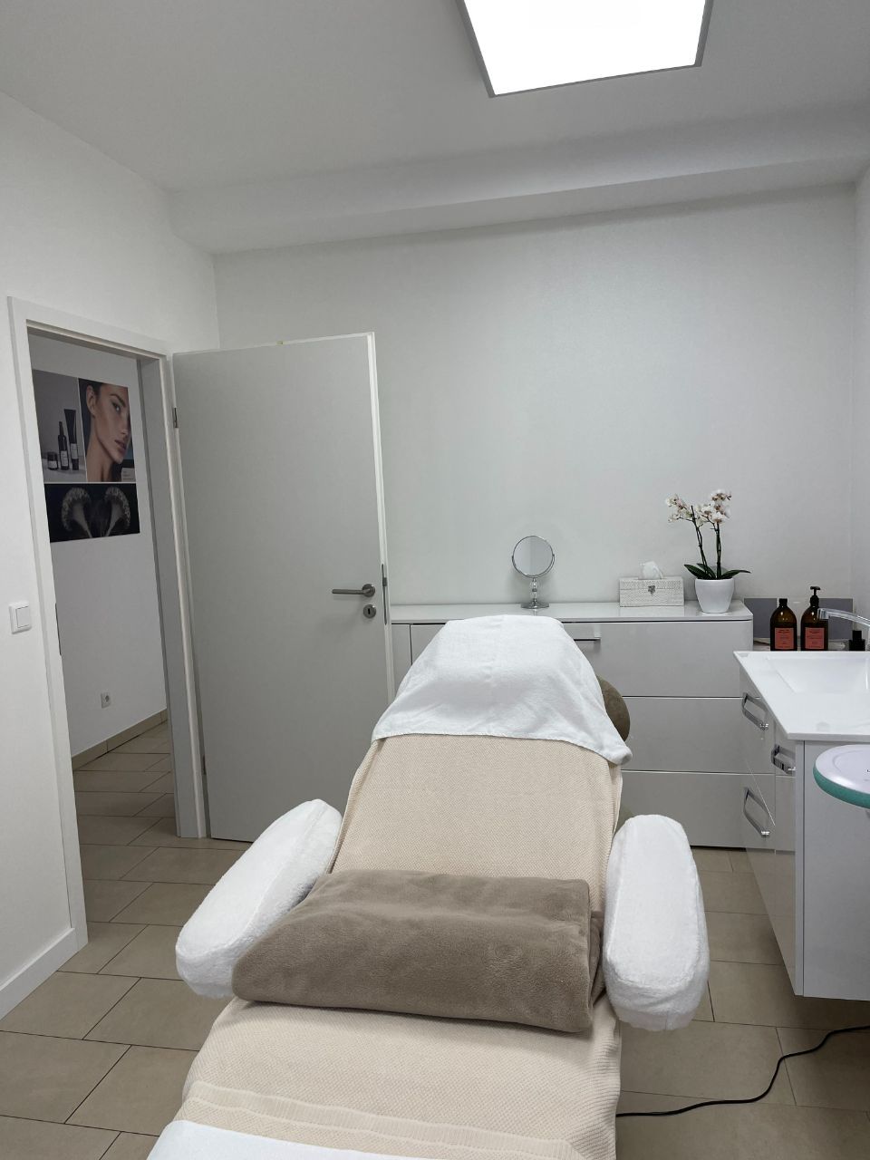 Behandlungszimmer mit Liege in der Beauty Lounge