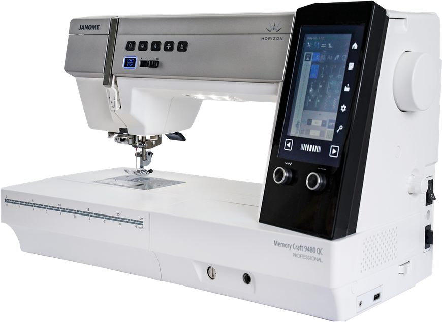 Weiß-silberne Nähmaschine mit großem Touchscreen-Display.