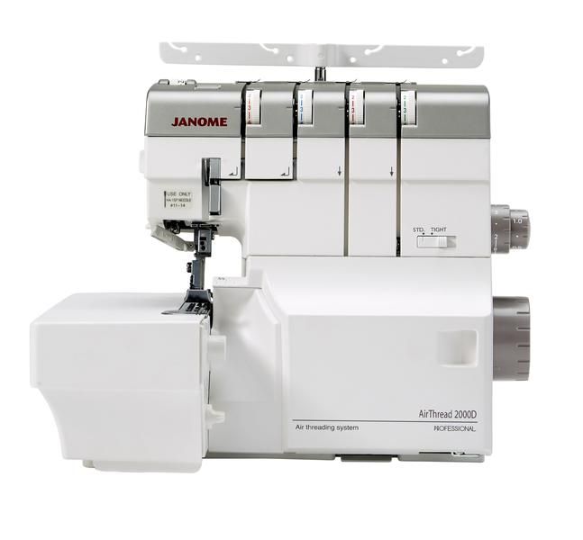 Weiße und graue Overlock-Nähmaschine von Janome mit Fadenführungen und Schneidsystem.