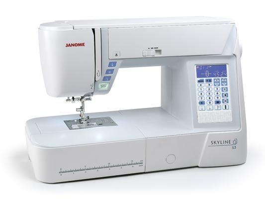 Weiße Nähmaschine Janome Skyline S3 mit Digitalanzeige.