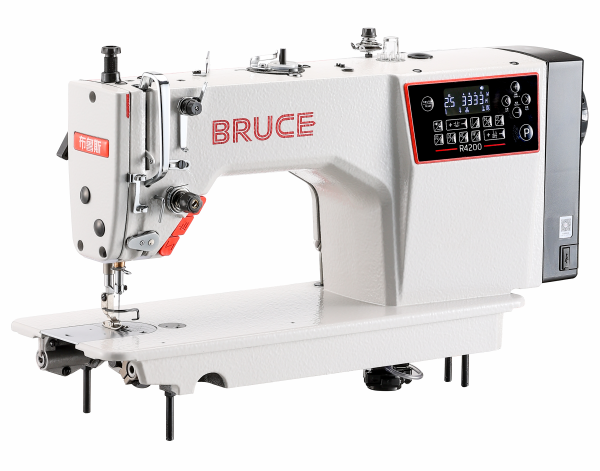 Weiße Industrienähmaschine mit digitalem Bedienfeld, Markenname „BRUCE“.