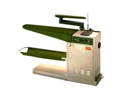 Industrielle Dampfbügelpresse mit grüner Polsterung und Metallsockel.