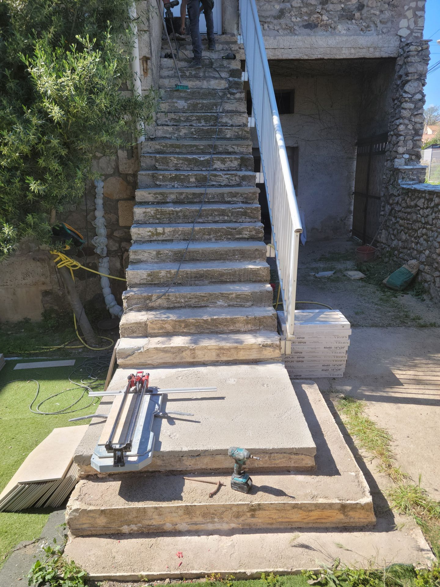 Un escalier extérieur en rénovation