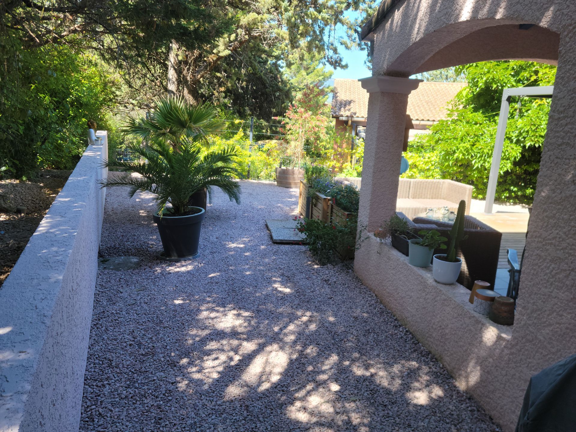 Extérieur d'une maison en gravier