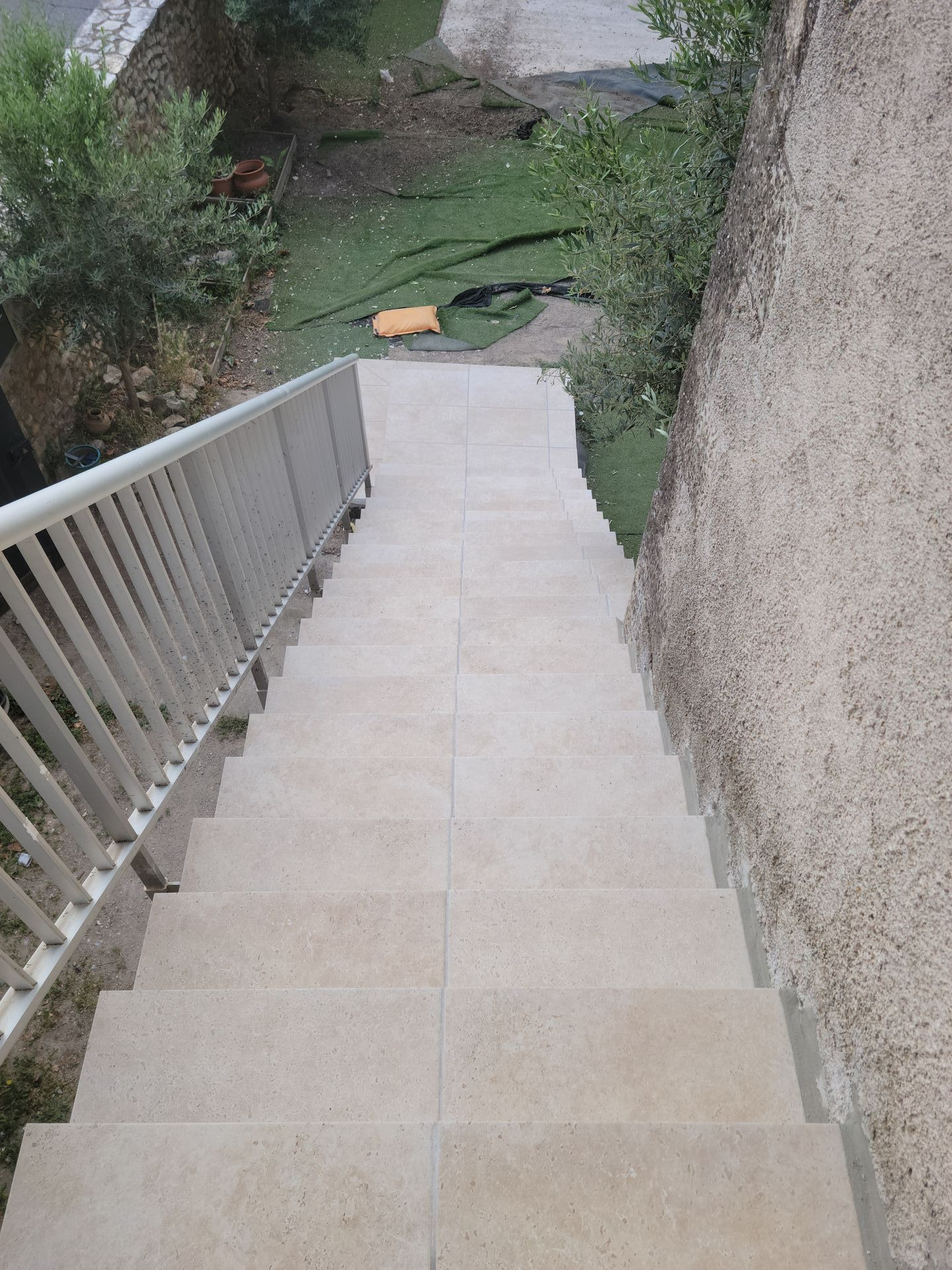 Vue de haut d'un escalier extérieur