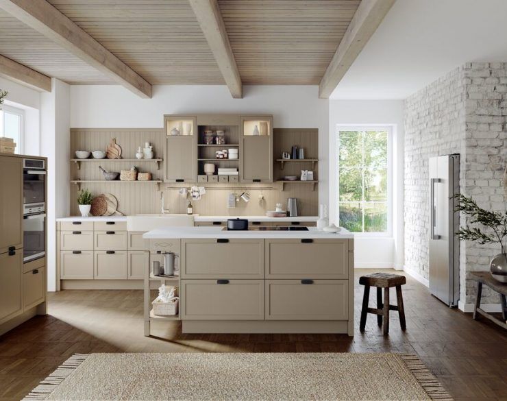 eine Küche mit vielen Schränken und einem Kühlschrank
